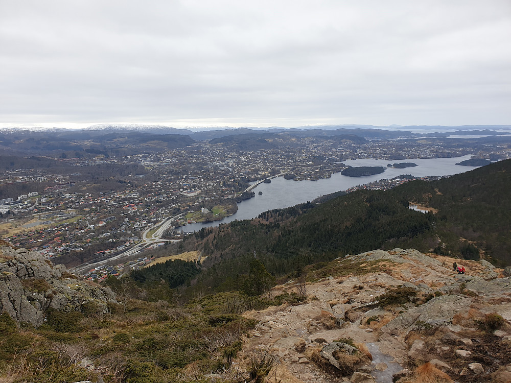 Utsikt over Nordåsvatnet. Bildet er tatt sør for Storhaugen. Bak til venstre ses Møsnuken, med Tysnessåta til høyre for denne. Langt bak til høyre ses Siggjo på Bømlo.