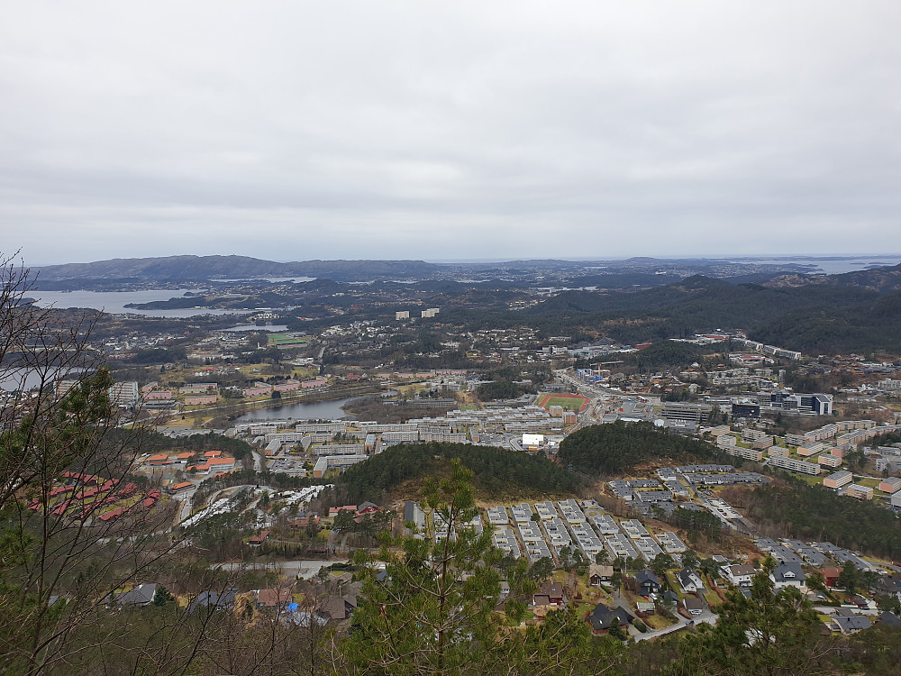 Utsikt over Fyllingsdalen. Bildet er tatt fra utsiktspunktet sør for Gullsteinen. Liatårnet på Sotra bakerst til venstre.