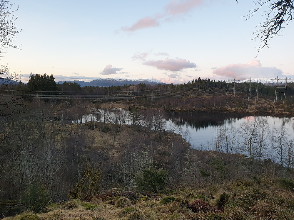 Bjørnevatnet på Smøråsen. Mastene på Ulriken og Rundemanen (til venstre) skimtes i det fjerne. Totlandsfjellet og Livarden i bakgrunnen helt til høyre.