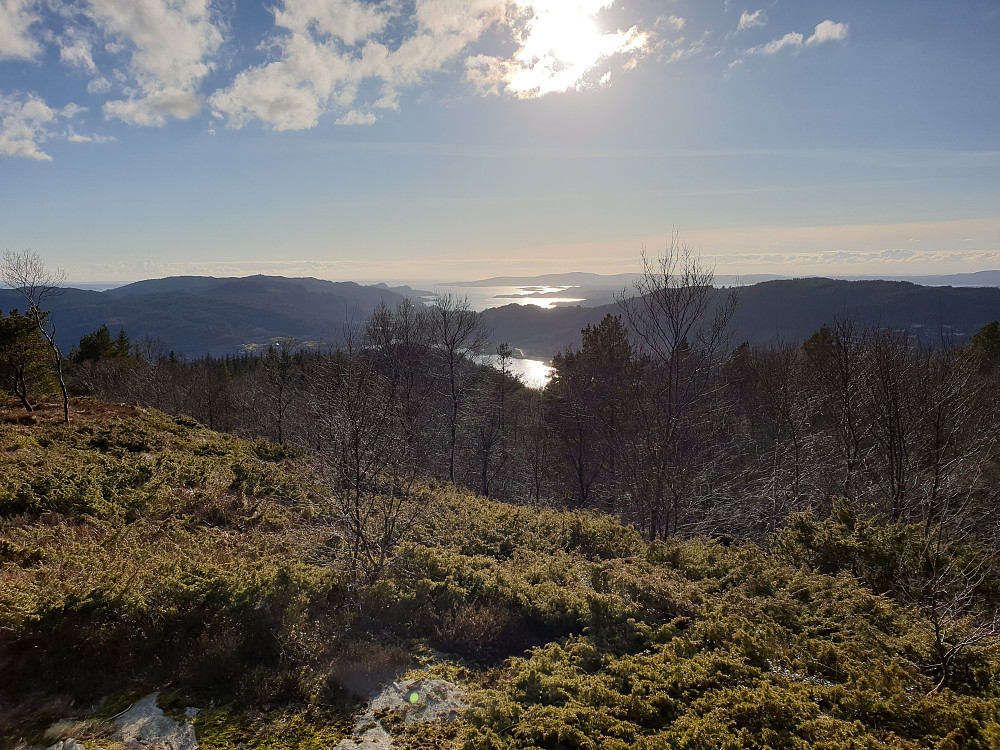 Fra Vardafjellet mot sørvest. Litt av Kalandsvatnet er synlig, med Fanafjorden bakenfor. Sørenden av Sotra bakerst i midten. Smøråsen i høyre billedkant.