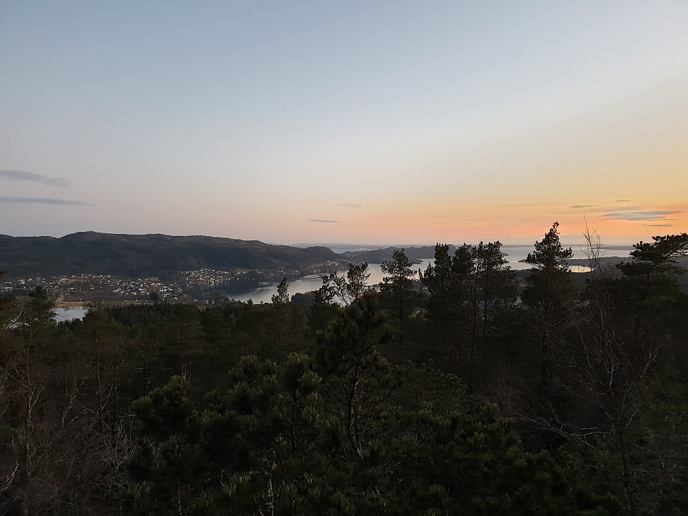 Fra Stendafjellet like etter solnedgang. Fanafjorden i bakgrunnen. Masten på Lyseskarfjellet (Linken) skimtes til venstre.