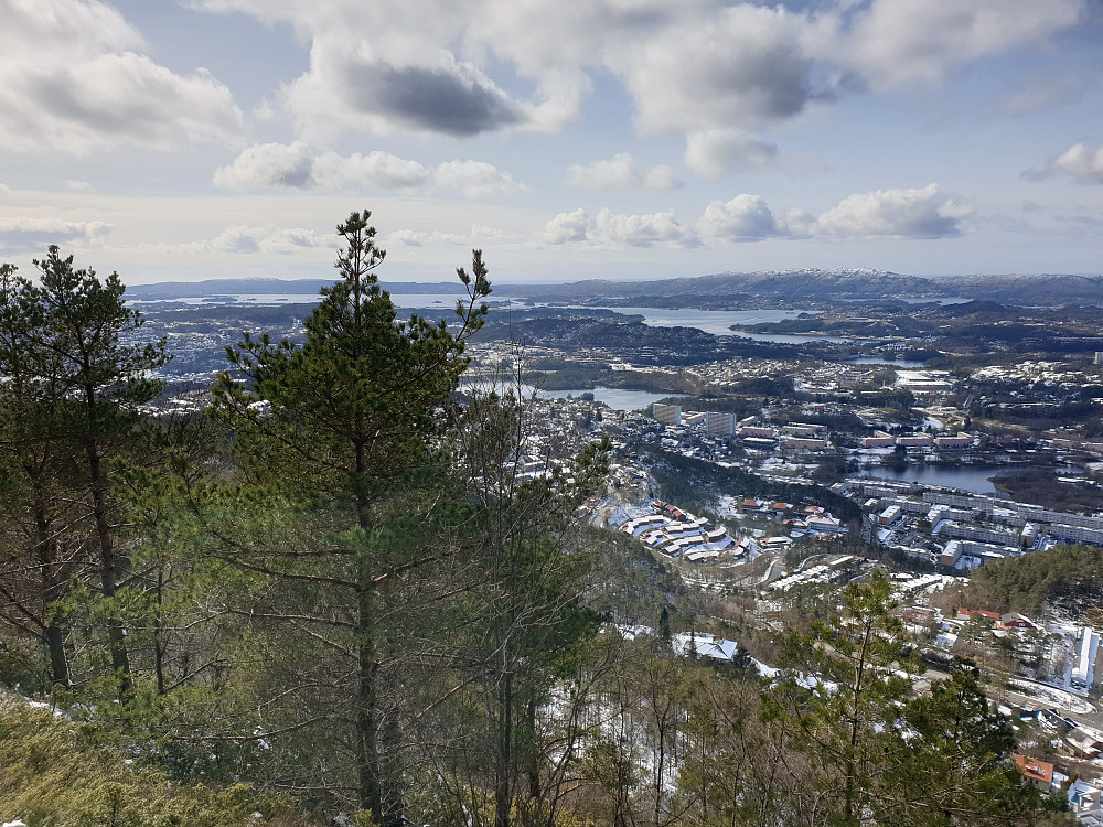 Fra utsiktspunktet sør for Gullsteinen. Liatårnet på Sotra bakerst til høyre. Førdesveten i sørenden av Sotra bakerst til venstre.