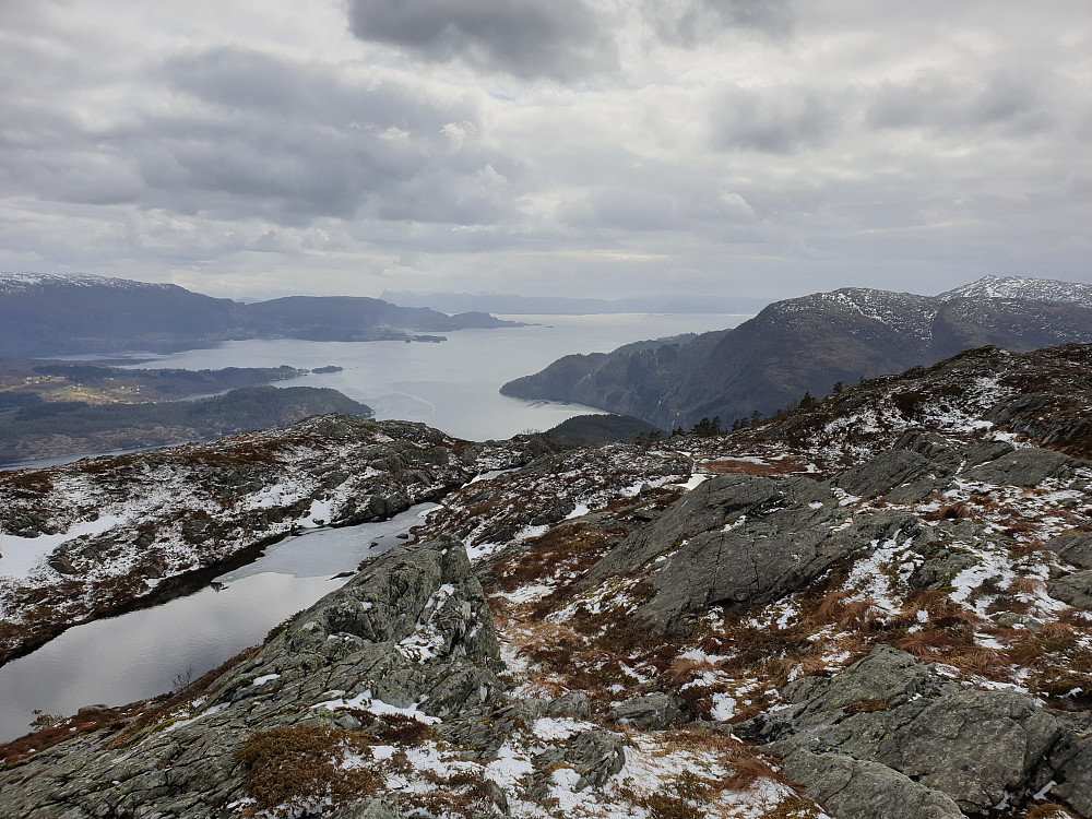Fra Gråfjellet mot sør. Rødsfjellet til høyre, og Møsnuken i høyre billedkant. Fusafjellet helt til venstre.