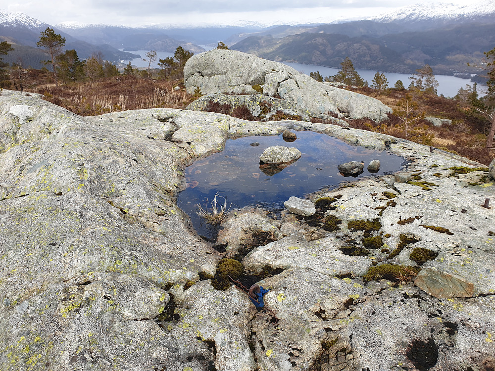 Rester av gammelt trigpunkt? Sørøst for varden som ligger nordøst for Strandafjellet.