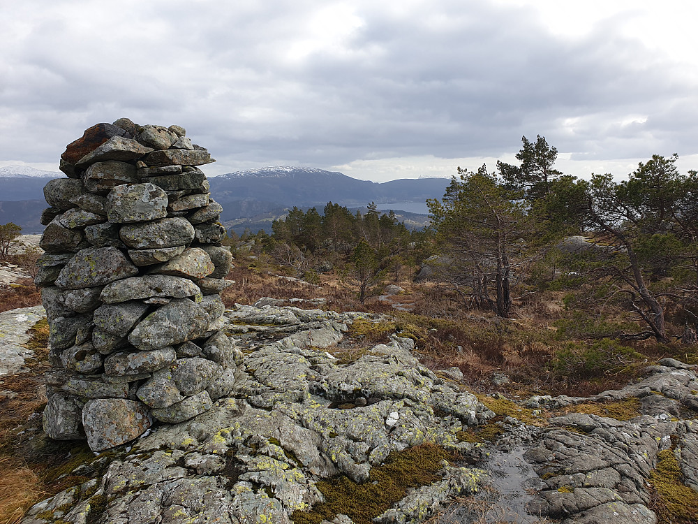 Varden nordøst for Strandafjellet. Fusafjellet til høyre for varden.