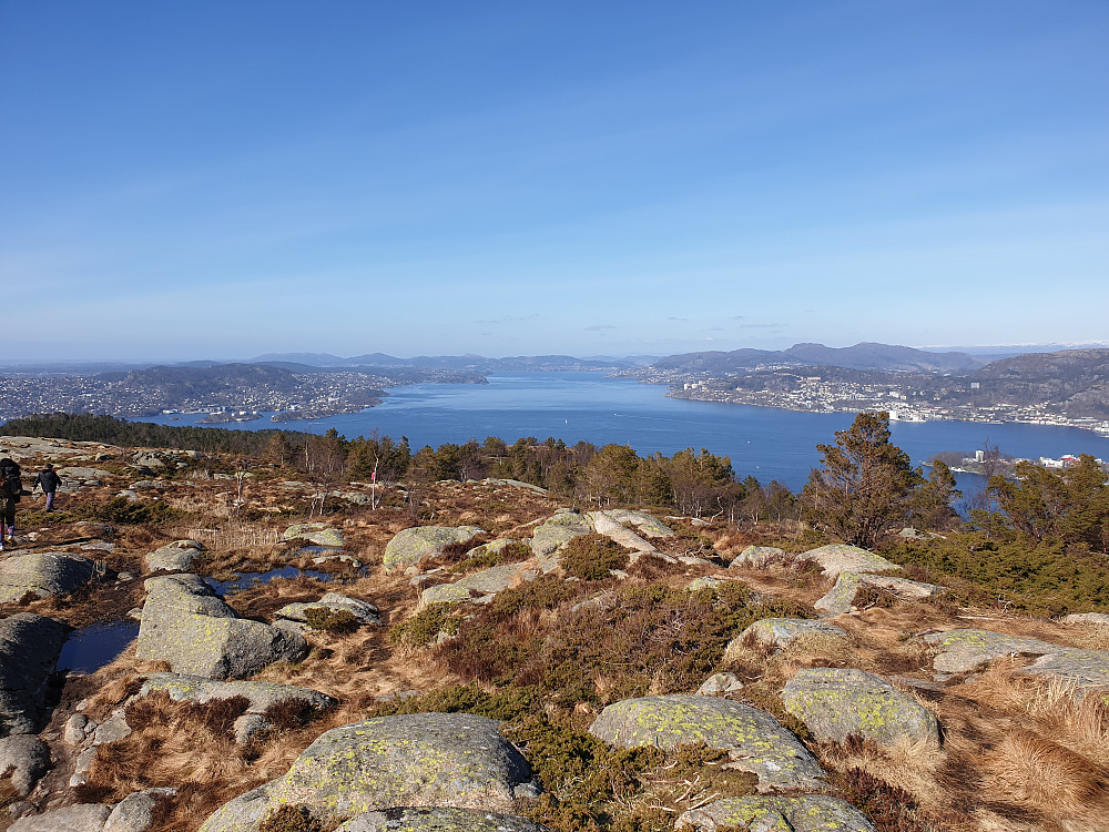 Fra Damsgårdsfjellet mot nord. Byfjorden i bakgrunnen.