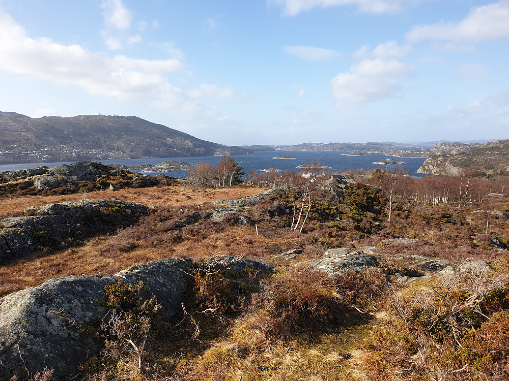 Fra Varden mot nordvest. Pyttane til venstre. Liatårnet i venstre billedkant.