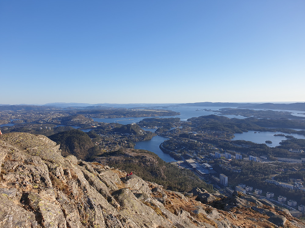 Fra Lyderhorn mot sør. Flesland midt i bildet, med sørenden av Sotra bak til høyre. Stord bakerst til venstre.