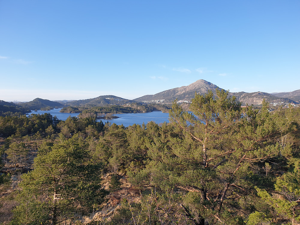 På vei til Gullaksdalen. Lyderhorn høyest bak Storavatnet.