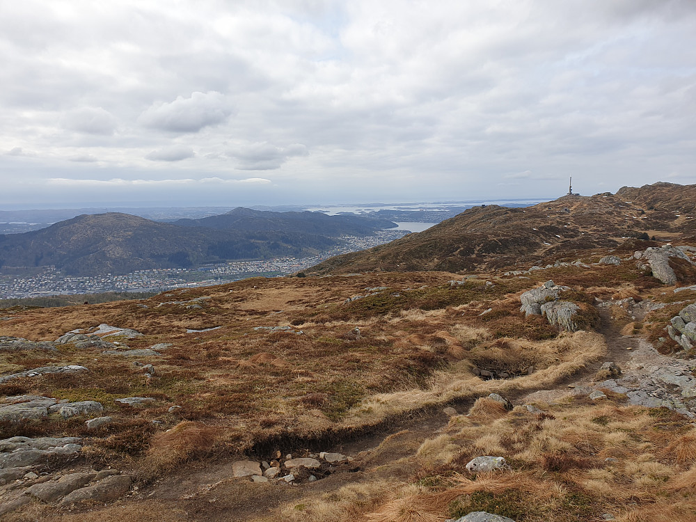 Fra Vasslifjellet mot nordvest. Masten på Ulriken til høyre. Løvstakken helt til venstre.