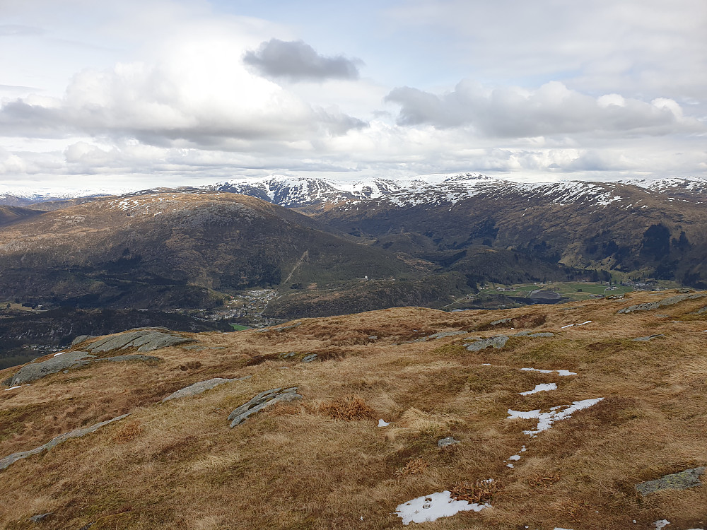 Fra Hauggjelsvarden mot øst. Skåldalsfjellet til venstre, med Gullfjelltoppen bakenfor.