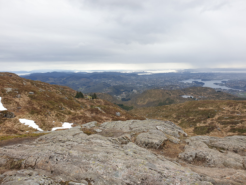 Fra ruinene av Soria Moria. Hytta nede til venstre er Smaa-Gimle.