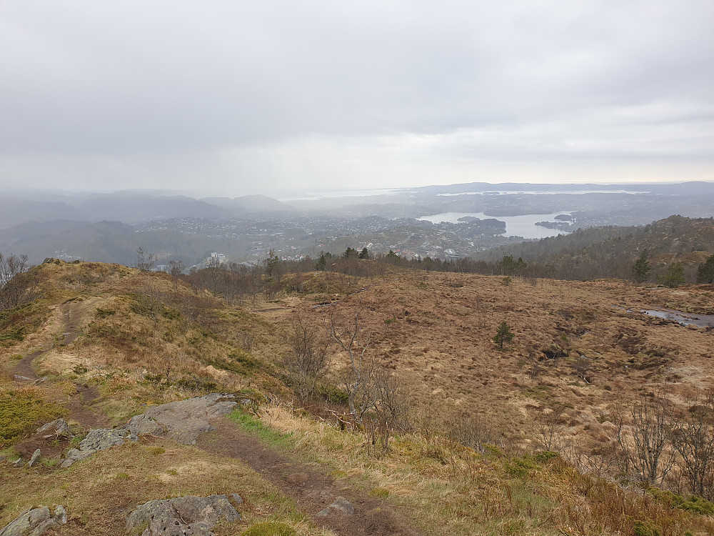 Fra Landåsfjellet. En regnbyge er på vei.