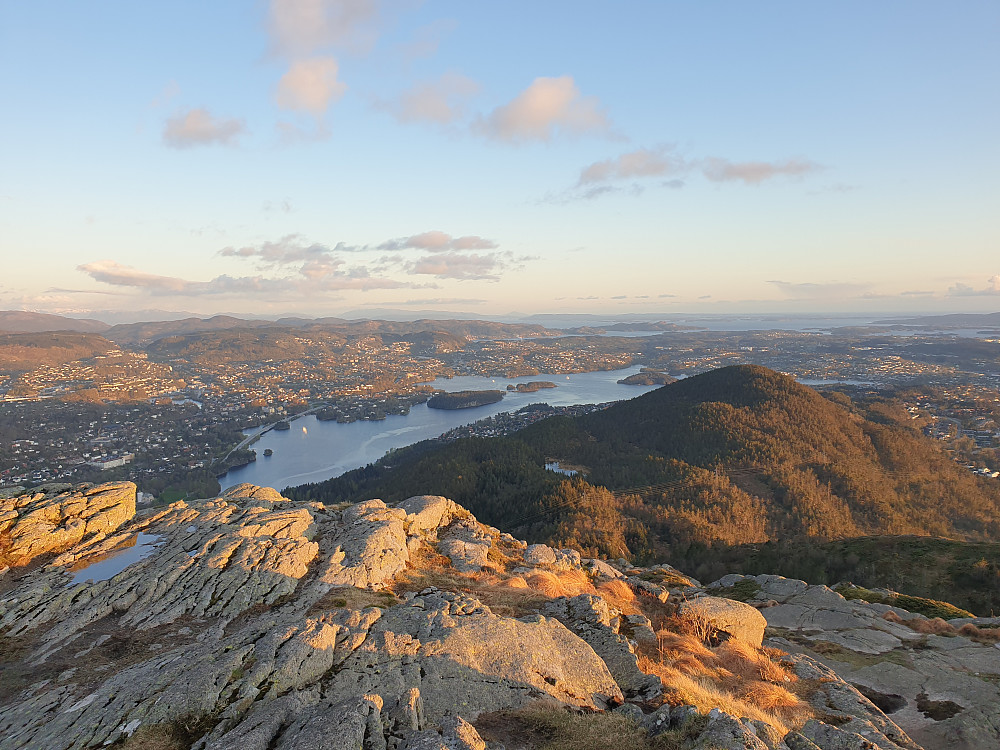 Fra Storhaugen mot sør. Nordåsvatnet i midten. Gullsteinen til høyre.