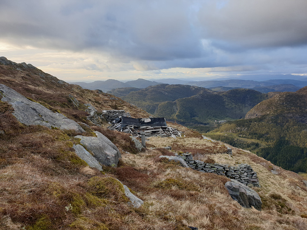 Trollheim (ruin). Husene i bakgrunnen ligger i Vinddalen.