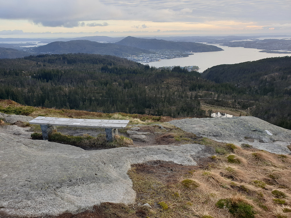 Mellom Store Tindevatnet og Brushytten. Lyderhorn bak i midten.