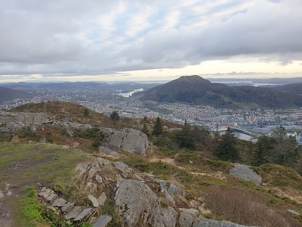Fra Søre Midtfjellet. Løvstakken til høyre.