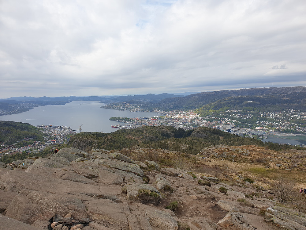 Fra Løvstakken utover Byfjorden. Masten på Rundemanen til høyre.