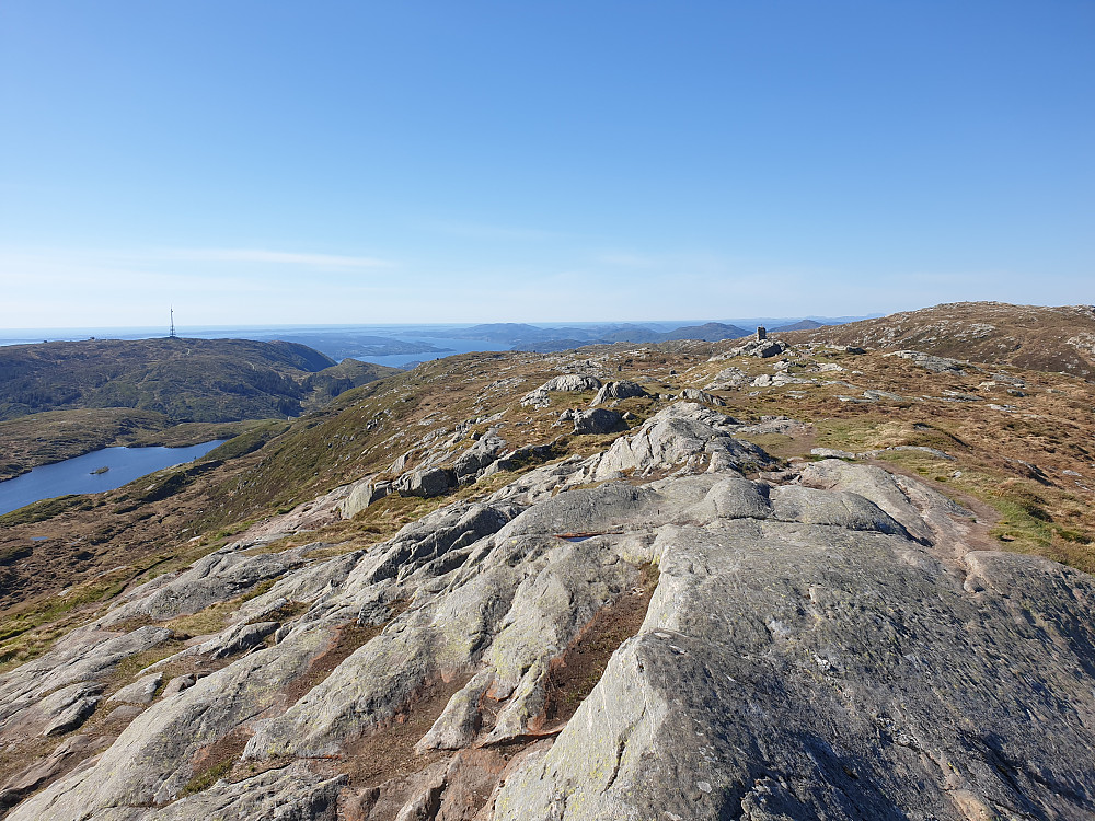 Fra Vardegga mot nordvest. Masten på Rundemanen til venstre.