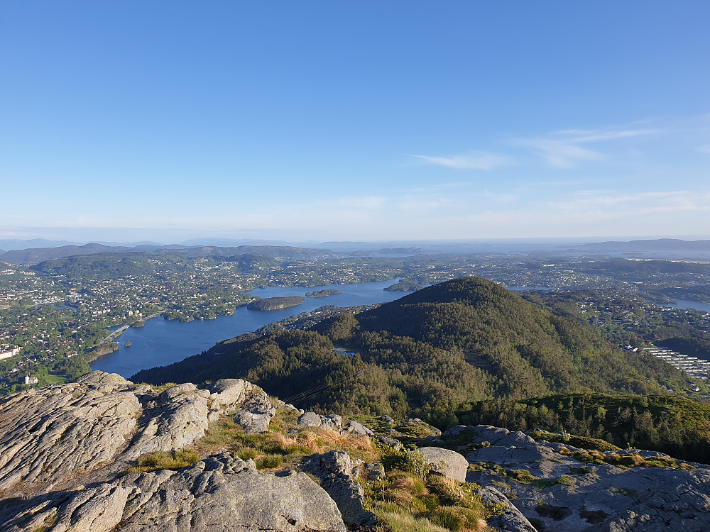 Fra Storhaugen mot sør. Den skogkledde Gullsteinen til høyre.