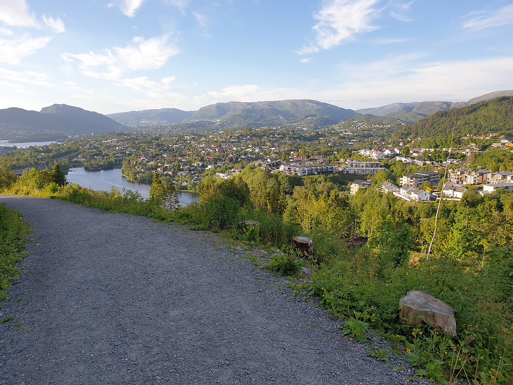 På vei opp til Stendafjellet fra nord. Apeltunvatnet til venstre.