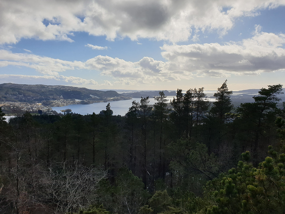 Fra Stendafjellet utover Fanafjorden. Lyseskarfjellet helt til venstre.
