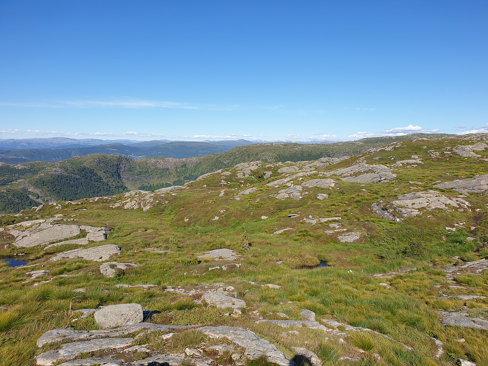 Fra Emanuel Mohns utsikt (Kvitebjørnen) mot nordøst. Vardegga bakerst til høyre.