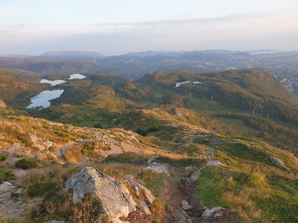 På vei sørover fra hytta Stormfuglen. Stemmevatnet samt Nordre og Søre Gløvrevatnet til venstre. Nubbevatnet til høyre. Møsnuken bakerst til venstre.