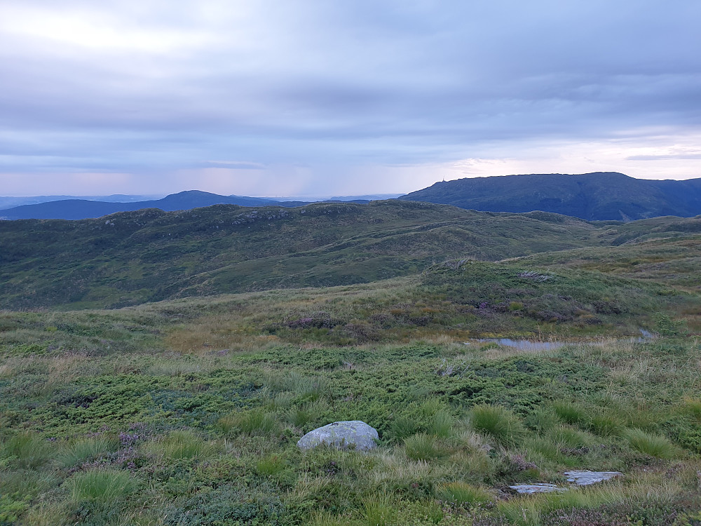 Fra ryggen sør for hytta til Laksevåg Røde Kors, sett mot Totlandsfjellet, med masten på Ulriken bak til høyre. Løvstakken til venstre.