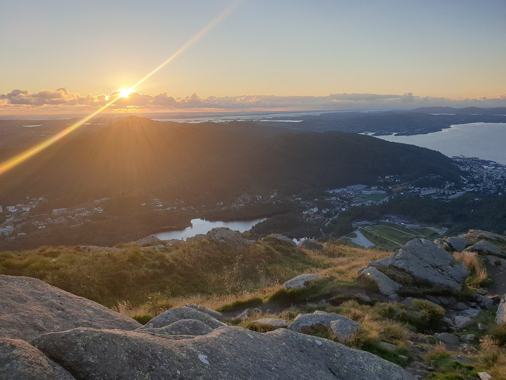 Fra Løvstakken. Sola er på vei ned bak Lyderhorn.