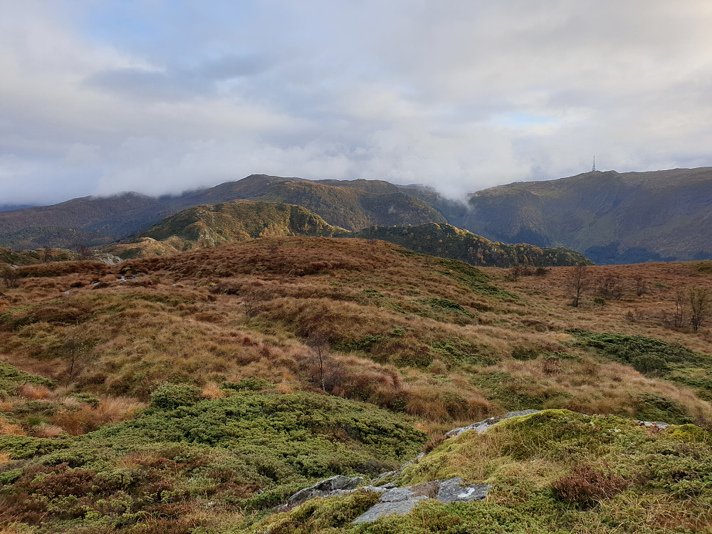 De to toppene på Stangelifjellet ses i midten. Masten på Rundemanen til høyre. Bildet er tatt nordvest for Setervatnet.