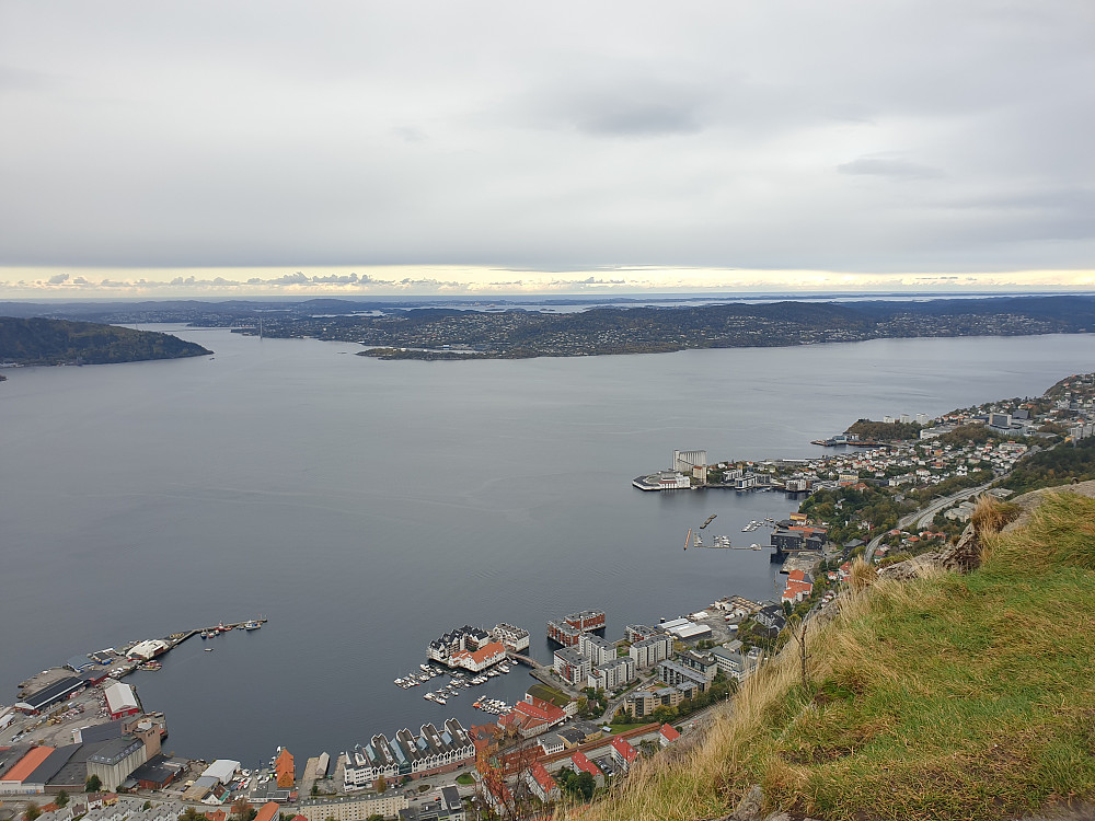 Fra Sandvikspilen. Askøy i bakgrunnen. Øygarden helt bakerst.