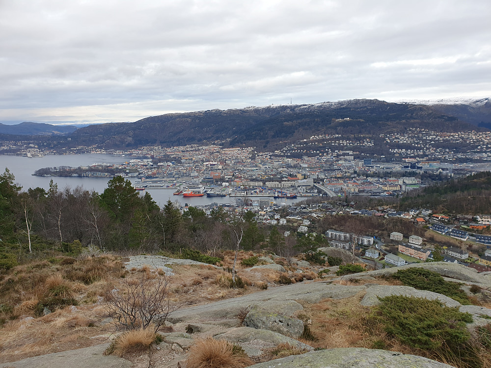 Mot Bergen sentrum fra stien mellom Damsgårdsfjellet og Melkeplassen.