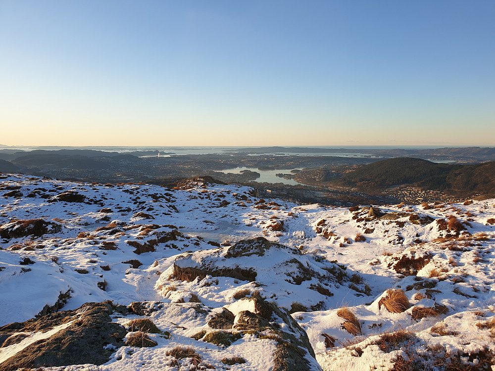En fin dag på tur. Nordåsvatnet i midten, med Gullsteinen til høyre. Bildet er tatt fra Vassdalshaugen.