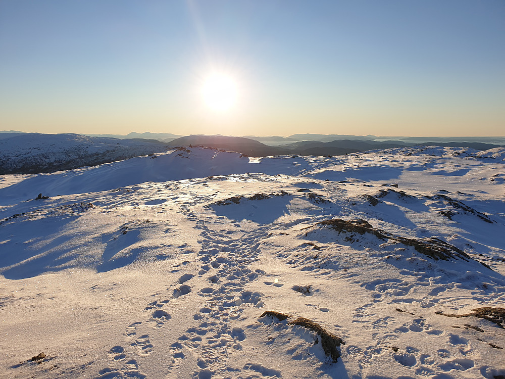 Fra Byfjellenes høyeste punkt mot sør. Det avlange fjellet under sola er Møsnuken.