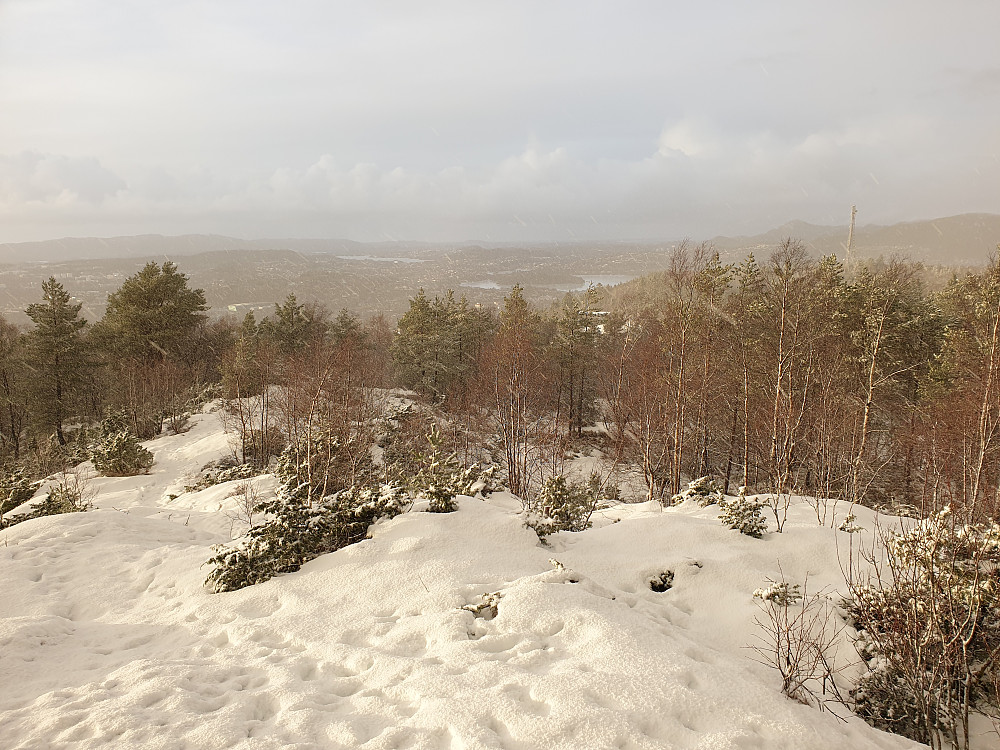 Fra Vardane mot Nordåsvatnet. Snøværet er i ferd med å gi seg.