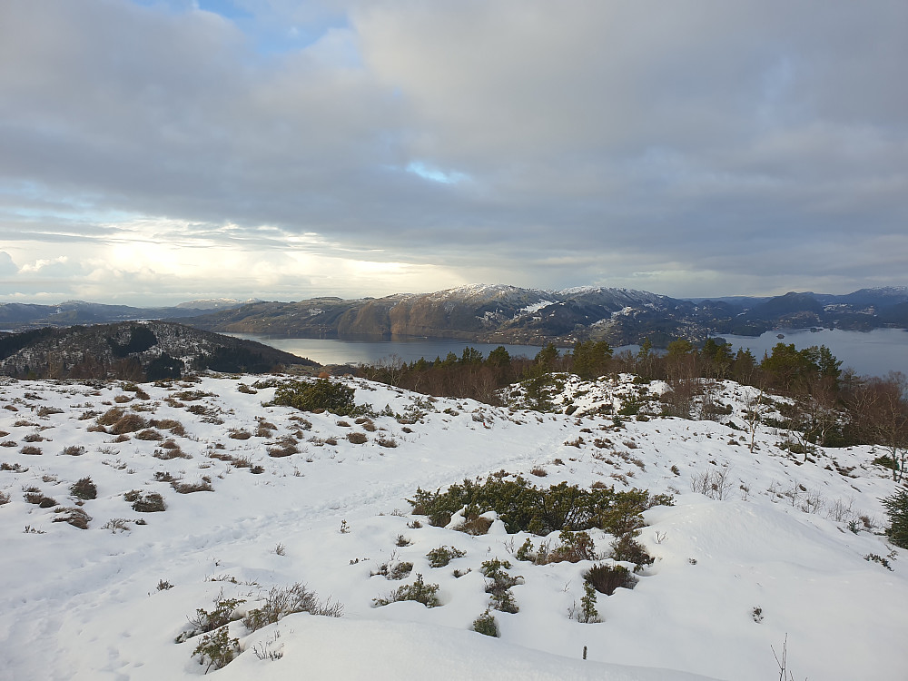 Fra Tirevollsfjellet (Orratuva) mot nordvest. Gladihaug i midten, til venstre for masten.
