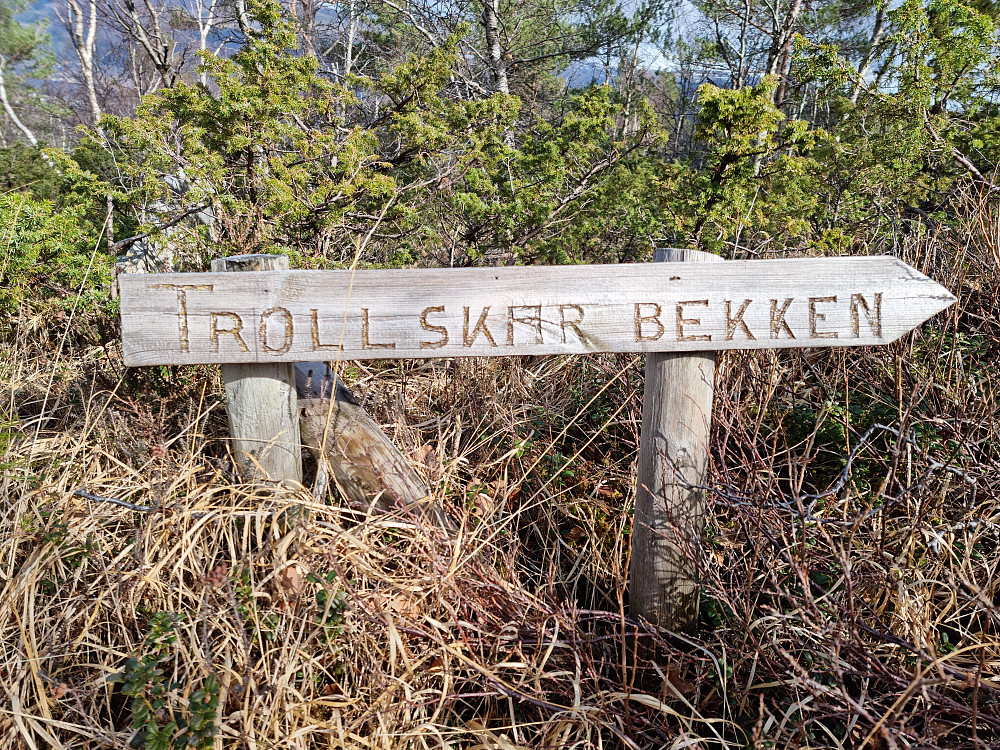 Skilt litt nord for Merkeshaugen. Ukjent hvor denne bekken er.