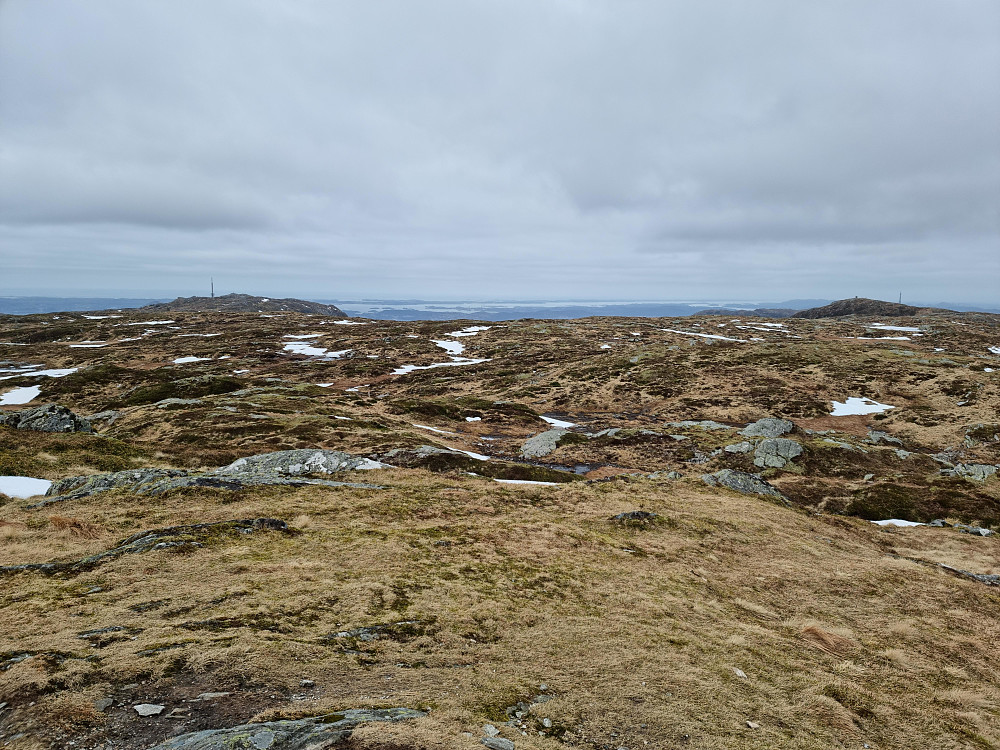 Fra Hauggjelsvarden mot vest. Ulriken til venstre. Storhaugen til høyre, med masten på Rundemanen bak til høyre.