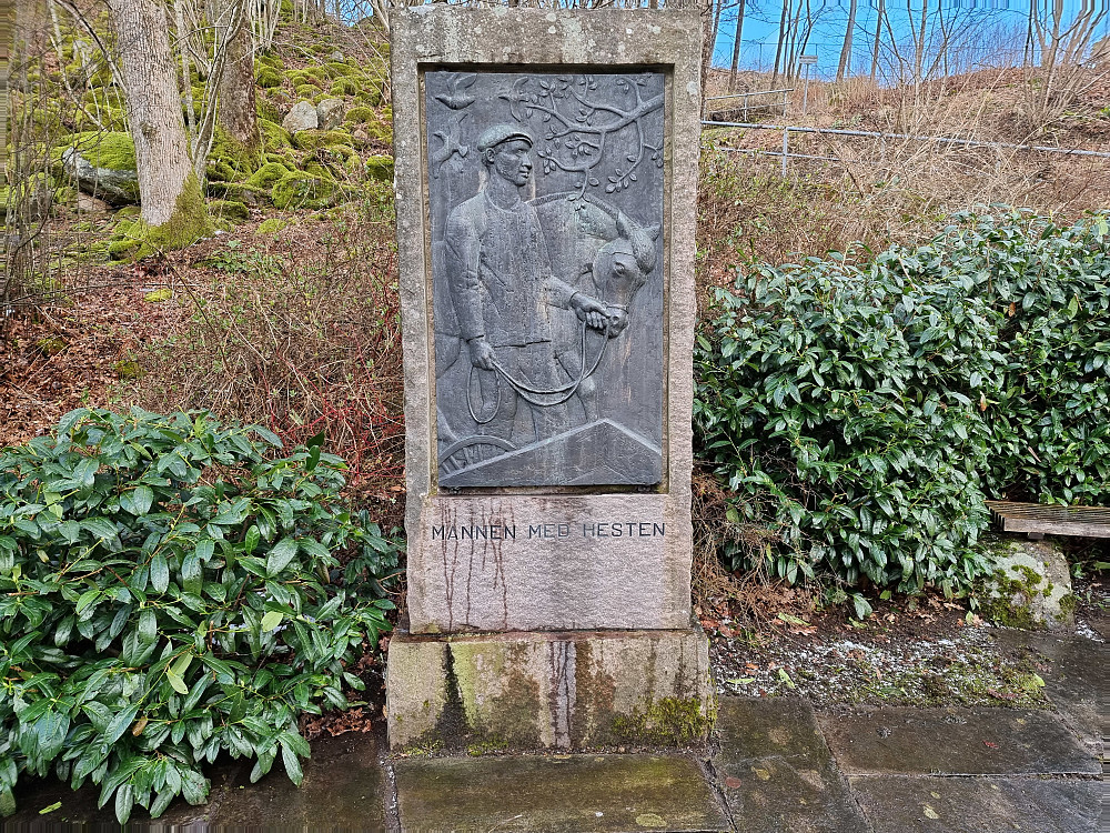 Minnesmerke nedenfor Benshaugen.