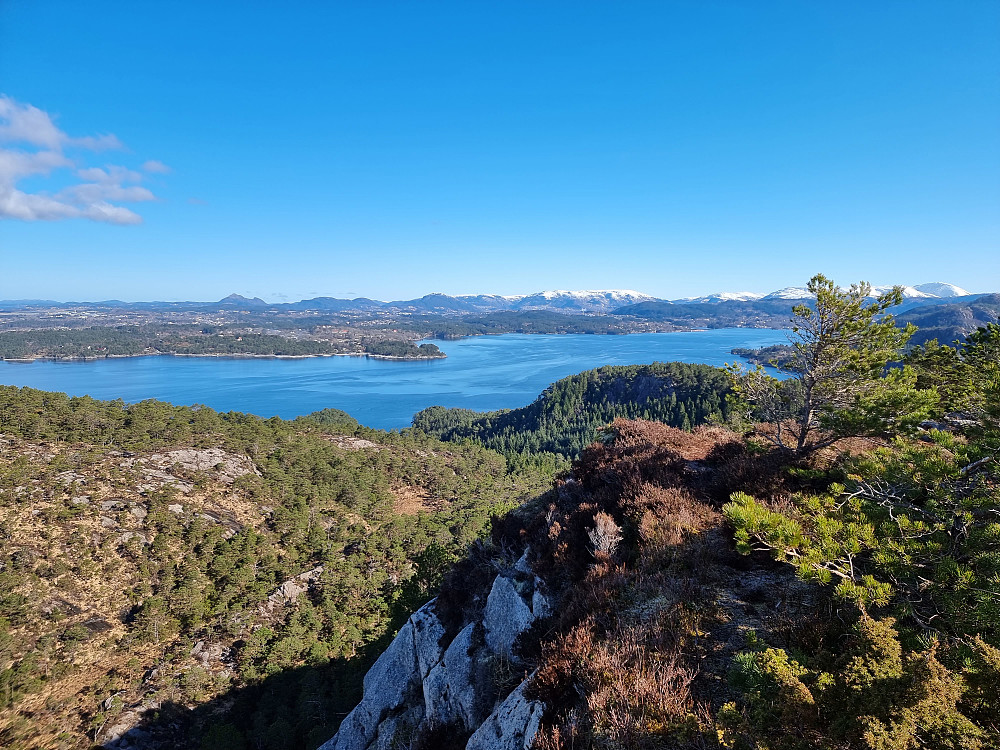 Fra utsiktspunktet vest for Veten i Fana. Lyderhorn til venstre.