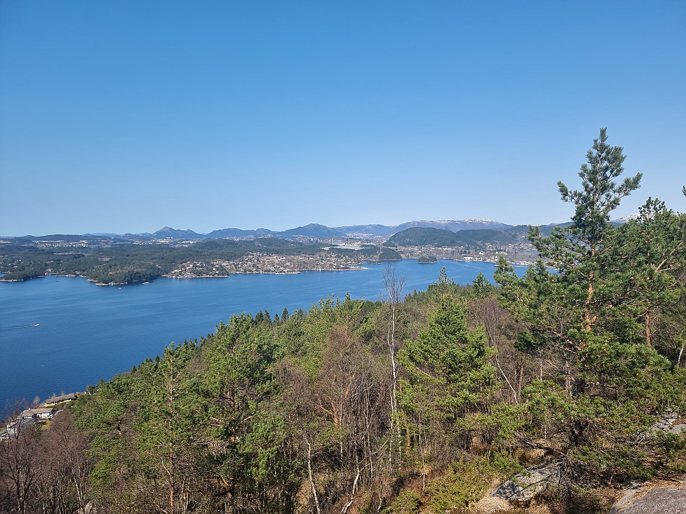 Utsikt nordover fra et punkt litt nord for Rødsaksla. Fanafjorden nærmest.