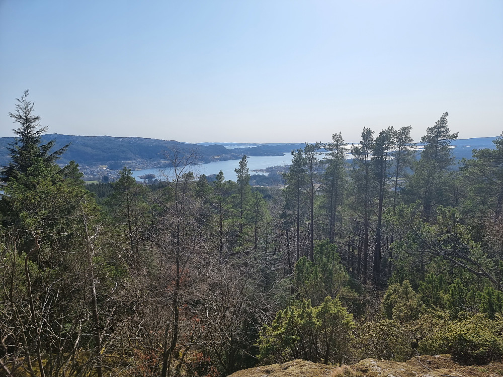 Fra Stendafjellet mot Fanafjorden. Lyseskarfjellet helt til venstre.