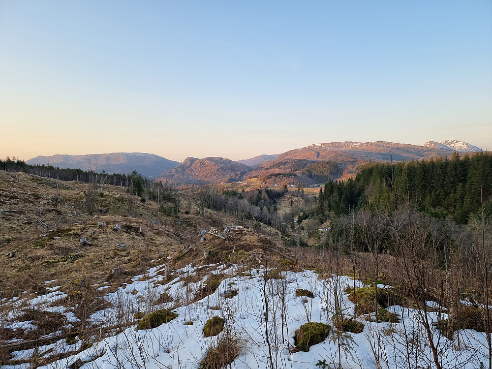 På vei opp mot Ljosvollsvarden, sett mot nord. Ulriken helt til venstre. Hausdalshorga og Søre Gullfjelltoppen helt til høyre.