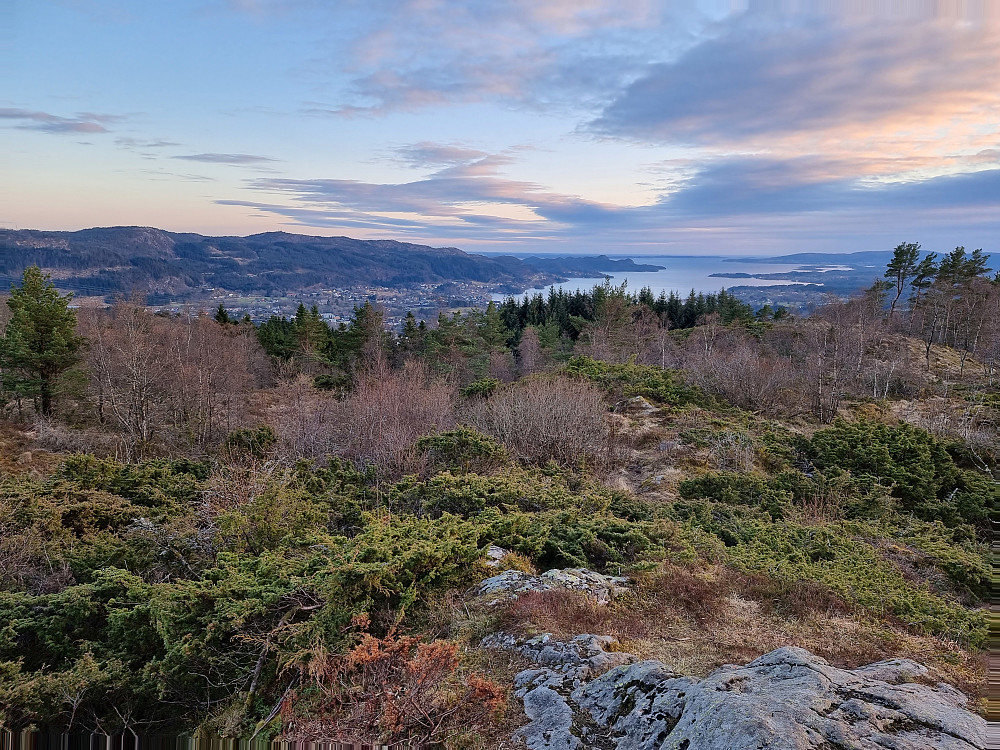 Fra utsiktspunktet "Syningom". Lyseskarfjellet (Linken) til venstre (med masten). Fanafjorden til høyre.