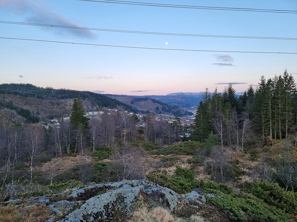 Fra Kråkåsen mot sørøst. En liten del av Kalandsvatnet skimtes til høyre. Møsnuken helt bakerst til høyre.