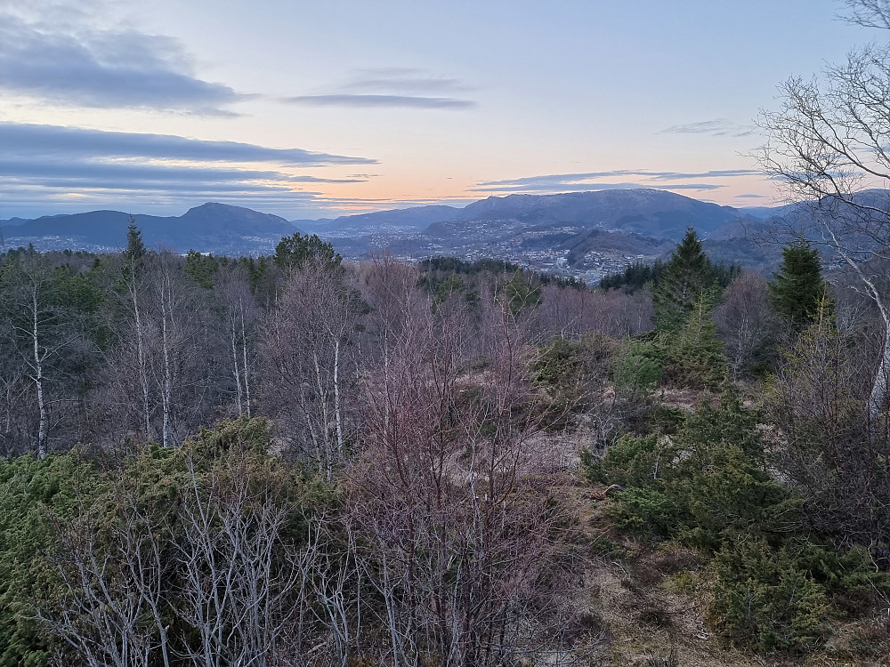Fra Vardane. Løvstakken til venstre. Ulriken til høyre.