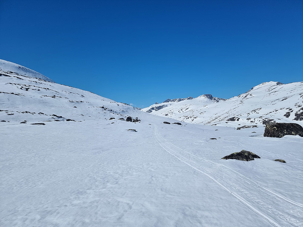 På vei mot Leirungsdalen. Fra midten og mot høyre: Vestre Leirungstinden, Austre Leirungstinden, Tjønnholsoksle. Øverst til høyre Tjønnholstinden og Steinflytinden.