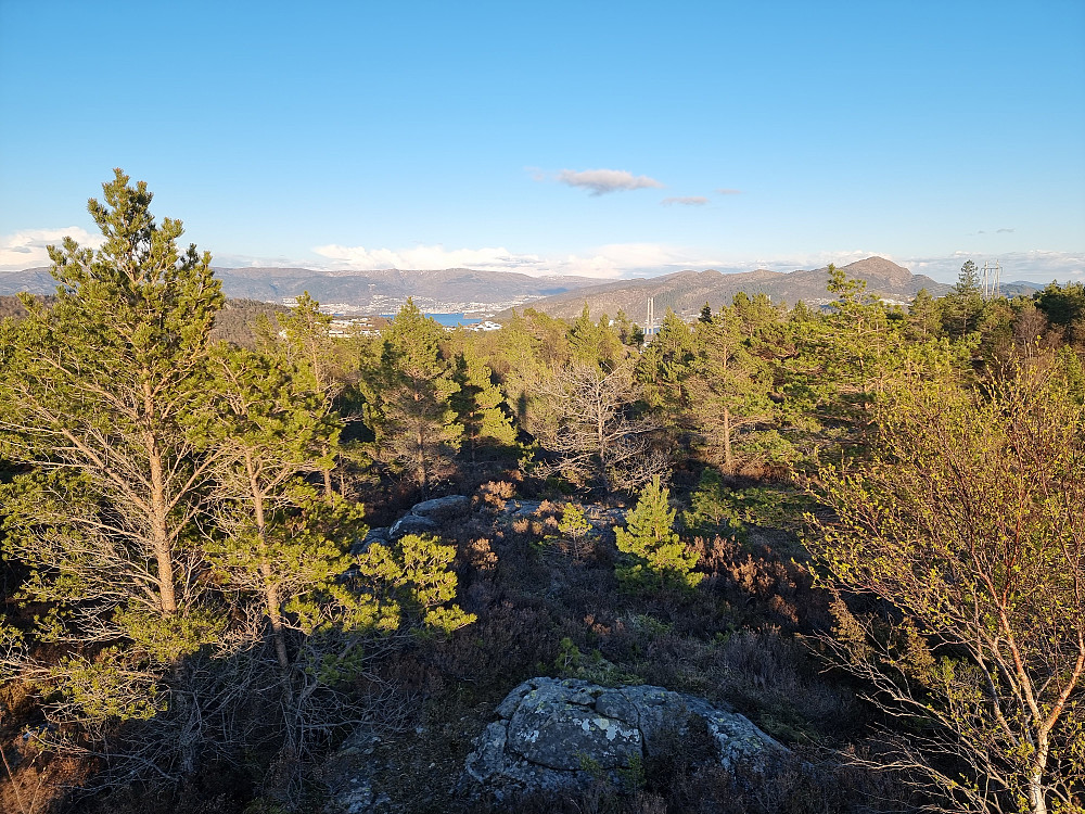 Fra Midtfjellet. Askøybrua skimtes. Lyderhorn til høyre.