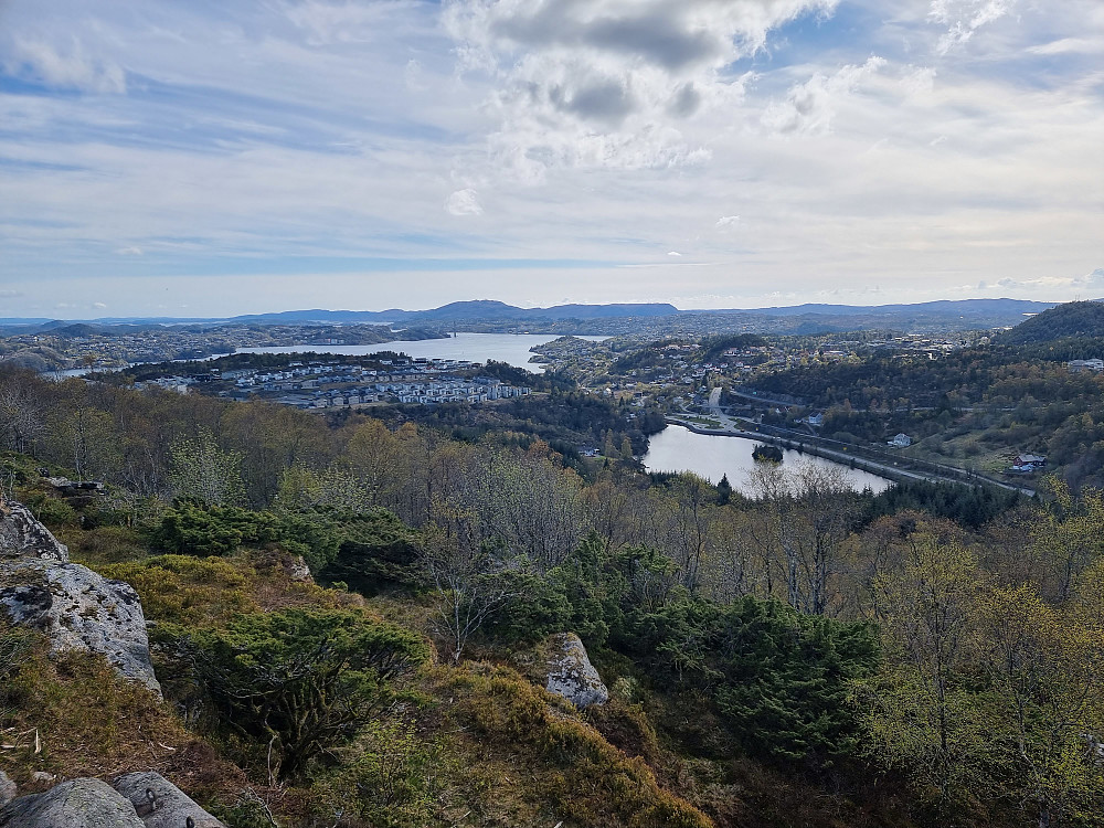 Fra Varden. Strusshamnvatnet til høyre.